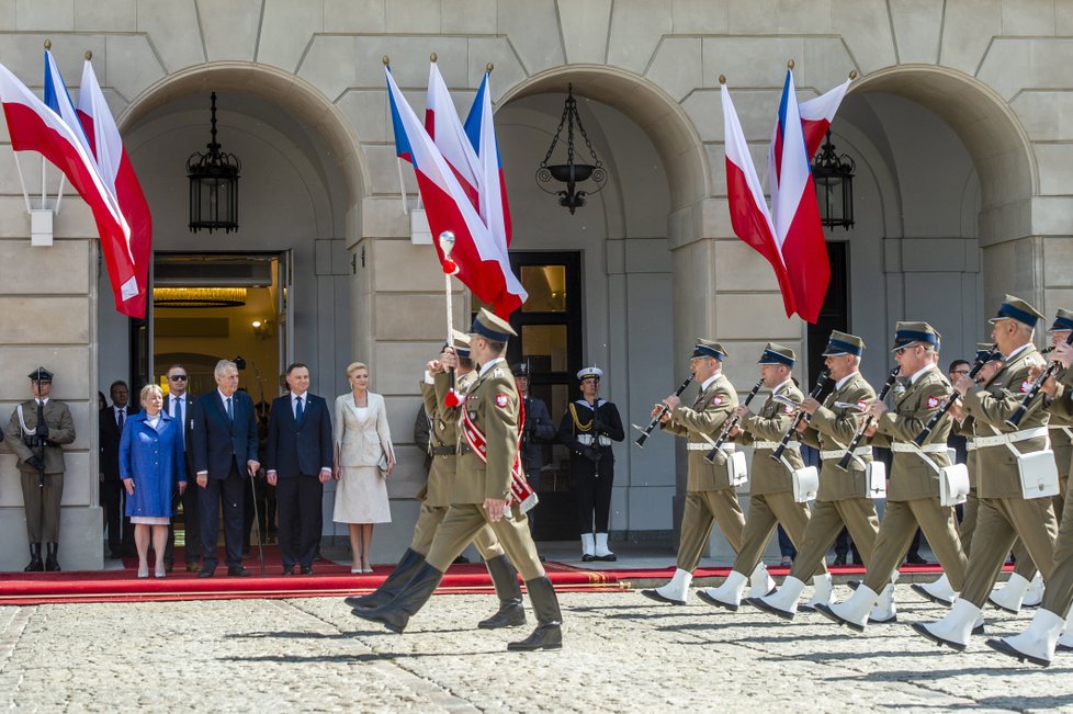 Vojenská pocta, Trojmoří i prales: Zemanova druhá oficiální prezidentská cesta vedla do Polska.