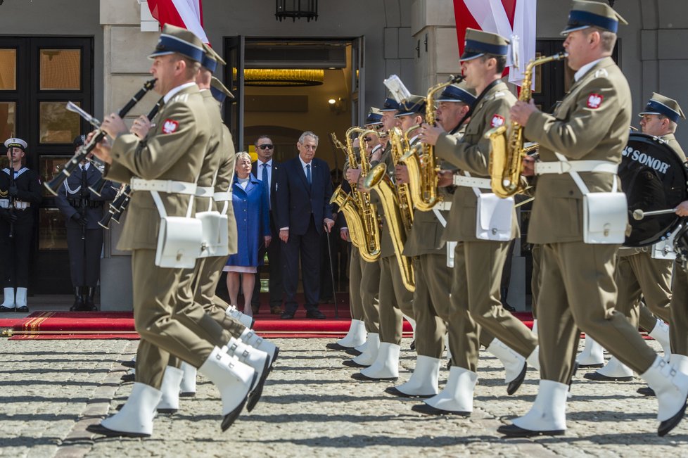 Vojenská pocta, Trojmoří i prales: Zemanova druhá oficiální prezidentská cesta vedla do Polska.