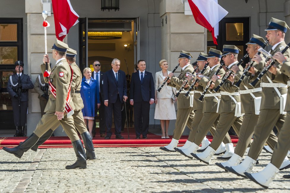 Vojenská pocta, Trojmoří i prales: Zemanova druhá oficiální prezidentská cesta vedla do Polska.