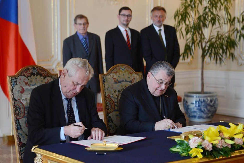 Prezident Miloš Zeman a kardinál Dominik Duka podepisují memorandum o převodu budov.