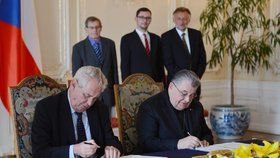 Prezident Miloš Zeman a kardinál Dominik Duka podepisují memorandum o převodu budov.