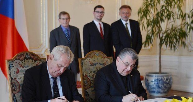 Prezident Miloš Zeman a kardinál Dominik Duka podepisují memorandum o převodu budov