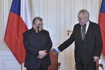 Kardinál Dominik Duka (vlevo) a prezident Miloš Zeman na Hradě