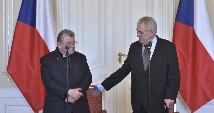 Kardinál Dominik Duka (vlevo) a prezident Miloš Zeman na Hradě