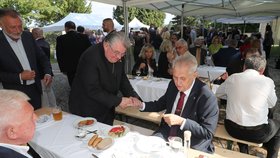 Kardinál Dominik Duka se zdraví s prezidentem Milošem Zemanem.