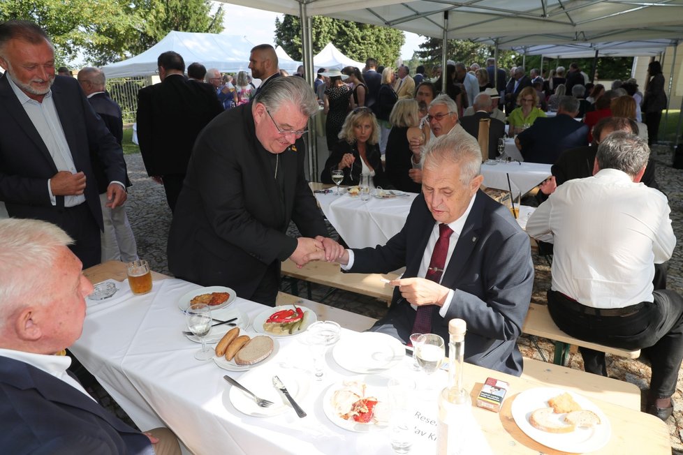 Kardinál Dominik Duka se zdraví s prezidentem Milošem Zemanem.