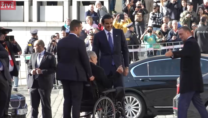 Prezident Miloš Zeman přivítal katarského emíra. Na hymnu vstal