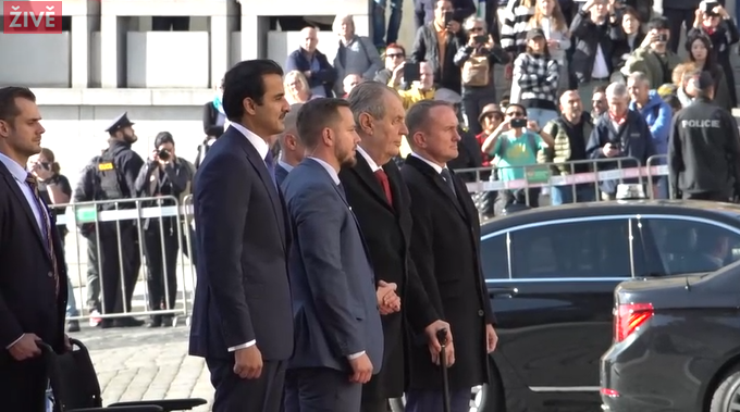 Prezident Miloš Zeman přivítal katarského emíra. Na hymnu vstal