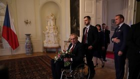 Poslední novoroční oběd prezidenta Miloše Zemana s premiérem a jeho manželkou: Zeman přivítal na zámku v Lánech premiéra Petra Fialu (ODS) s manželkou Janou (2. 1. 2023).