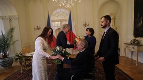 Poslední novoroční oběd prezidenta Miloše Zemana s premiérem a jeho manželkou: Zeman přivítal na zámku v Lánech premiéra Petra Fialu (ODS) s manželkou Janou (2. 1. 2023).