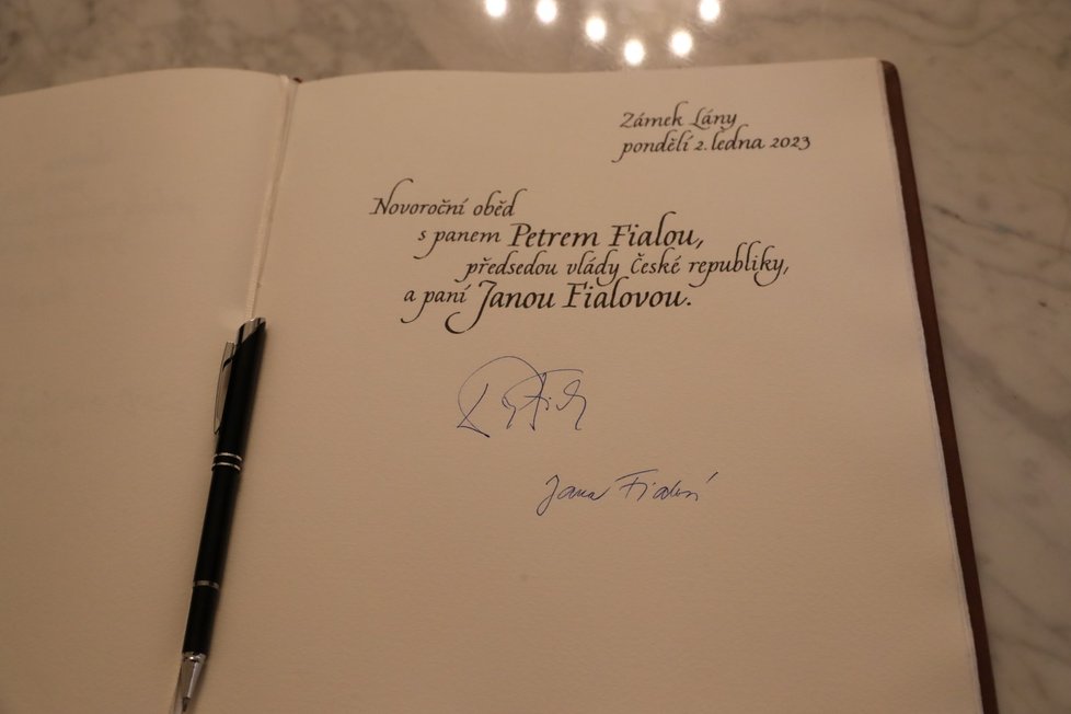 Poslední novoroční oběd prezidenta Miloš Zemana s premiérem a jeho manželkou: Zeman přivítal na zámku v Lánech premiéra Petra Fialu (ODS) s manželkou Janou (2. 1. 2023).