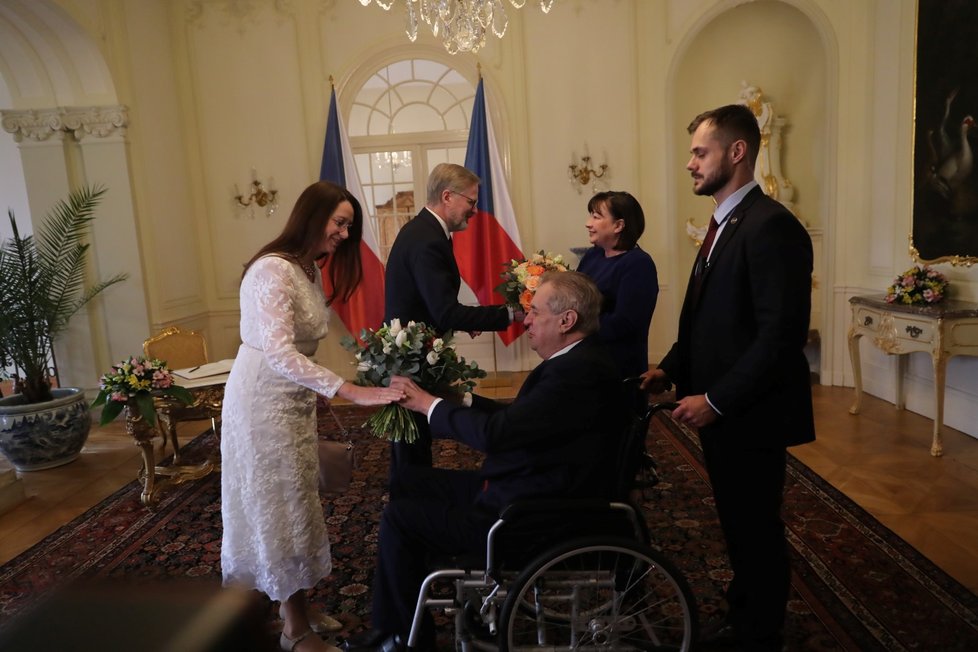 Poslední novoroční oběd prezidenta Miloše Zemana s premiérem a jeho manželkou: Zeman přivítal na zámku v Lánech premiéra Petra Fialu (ODS) s manželkou Janou (2.1.2023).