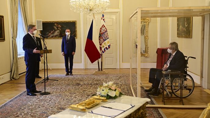 Prezident Miloš Zeman jmenoval na zámku v Lánech Petra Fialu (ODS) do funkce předsedy vlády (28. 11. 2021)