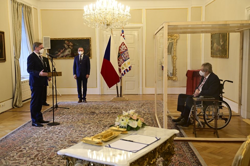 Prezident Miloš Zeman jmenoval na zámku v Lánech Petra Fialu (ODS) do funkce předsedy vlády (28. 11. 2021).