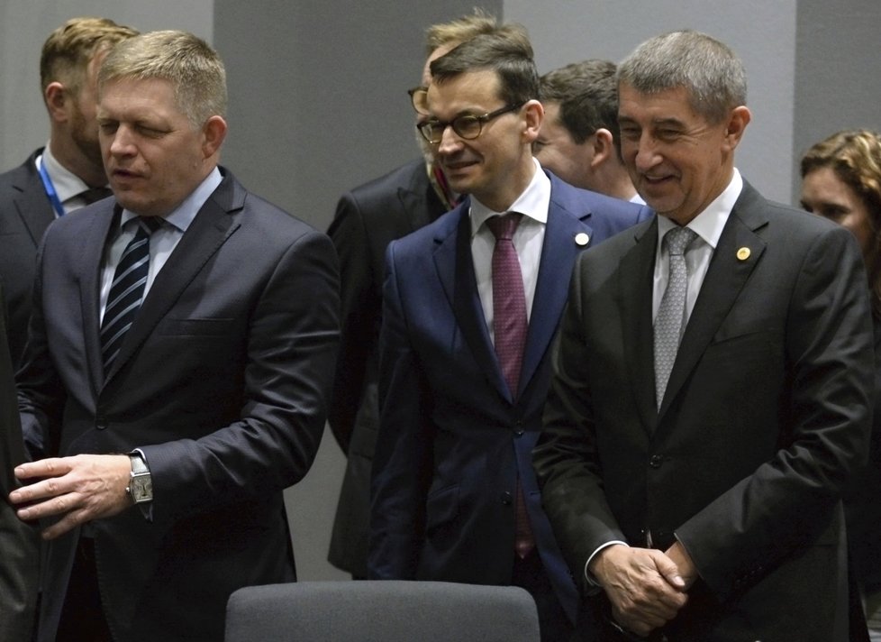 Zleva tehdejší premiér Slovenska Robert Fico, Polska Mateusz Morawiecki a Česka Andrej Babiš v Bruselu