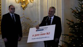 Symbolický šek dnes na Pražském hradě převzal šéf fondu Jan Vaněk.