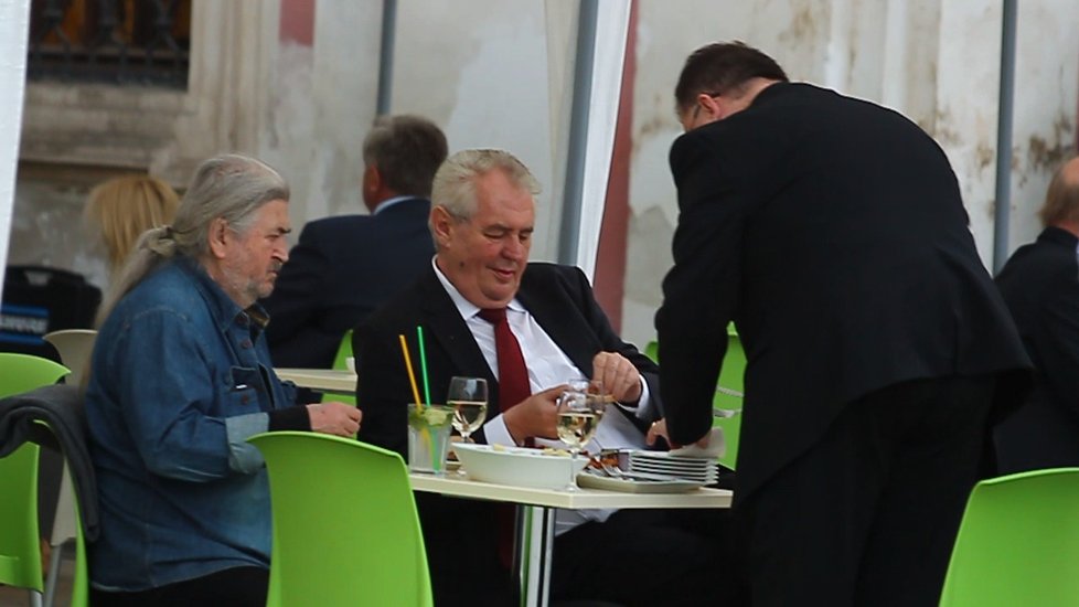 Zeman na oslavě narozenin Jiřiny Bohdalové