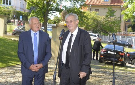 Prezident přišel Klausovi popřát k jeho 76. narozeninám.