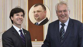 Zleva americký velvyslanec Andrew Schapiro, šéf hradního protokolu Jindřich Forejt a prezident Miloš Zeman