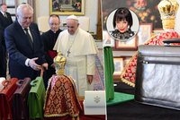 Aktovky pro papeže očima Františky: Nadchne Zemanův vkus Vatikán?