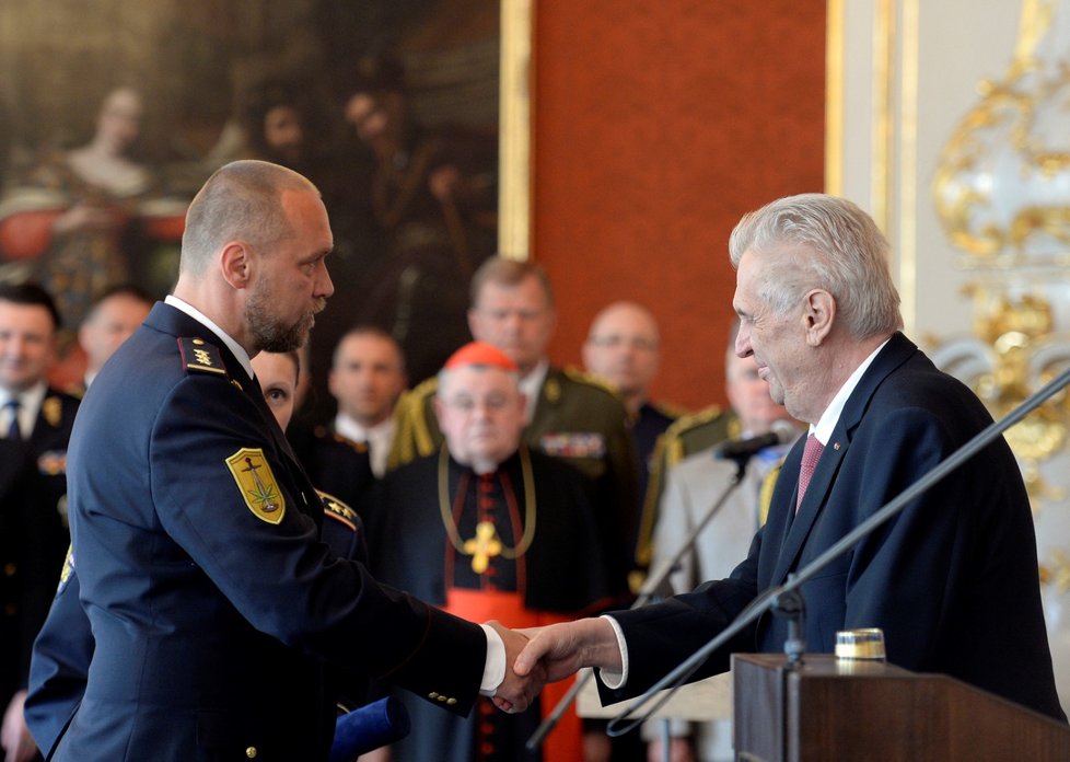 Prezident Miloše Zeman jmenoval generálem také generálního ředitele protidrogové centrály Jakuba Frydrycha (8. 5. 2018)