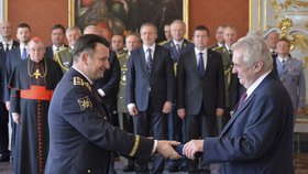 Zeman zvýšil hodnost policejnímu prezidentovi Tomáši Tuhému.