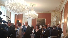 Na ceremoniál dorazil Babiš i náměstkyně Schillerová.