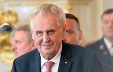 Zeman slavil s Rusy na jejich ambasádě: Kritizoval sankce i invazi 1968