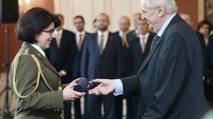 Miloš Zeman jmenuje historicky první generálku