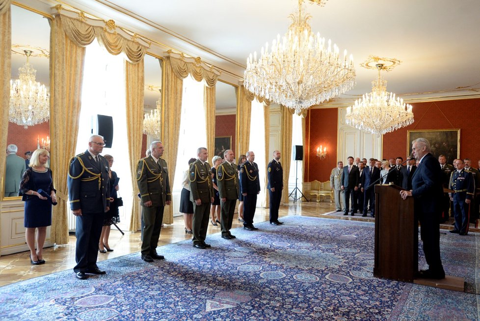 Prezident Miloš Zeman při příležitosti 73. výročí ukončení druhé světové války jmenoval 8. května v Praze nové generály.