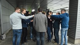 Předseda ČSSD Jan Hamáček (zády uprostřed) hovoří s novináři 17. května 2018 po jednání s prezidentem Milošem Zemanem v ostravském hotelu Clarion.