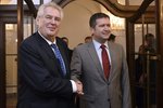Prezident Miloš Zeman a bývalý šéf Sněmovny Jan Hamáček (ČSSD) při příchodu hlavy státu mezi poslance