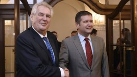 Prezident Miloš Zeman a bývalý šéf Sněmovny Jan Hamáček (ČSSD) při příchodu hlavy státu mezi poslance