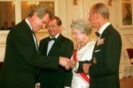 Zemanovo první setkání s britskou královnou Alžbětou II. v březnu 1996.
