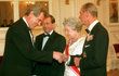 Zemanovo první setkání s britskou královnou Alžbětou II. v březnu 1996.