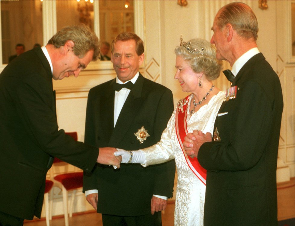 Zemanovo první setkání s britskou královnou Alžbětou II. v březnu 1996.