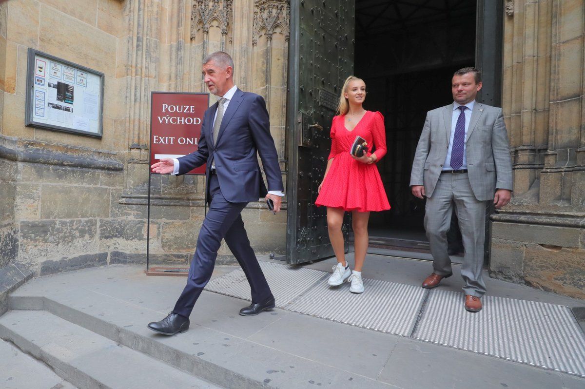 Premiér Andrej Babiš (ANO) s dcerou Vivien na Hradě a v chrámu sv. Víta (11. 7. 2019)