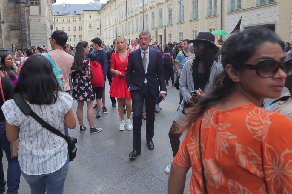 Premiér Andrej Babiš (ANO) s dcerou Vivien na Hradě a v chrámu sv. Víta (11. 7. 2019)