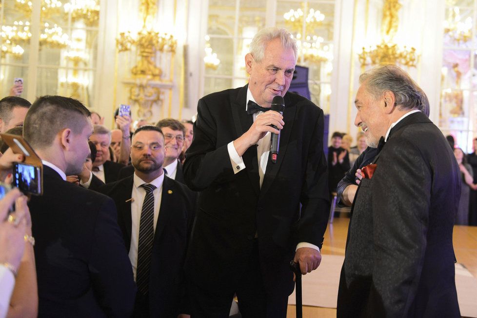 Karel Gott na prezidentském plese s Milošem Zemanem