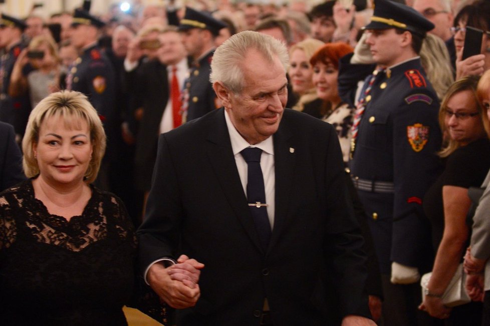 Prezident Miloš Zeman na hradním galavečeru s manželkou Ivanou