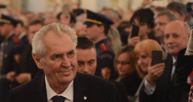 Zeman zostra na Hradě: Blbí ministři s demisí a Dubček podělaný hrůzou