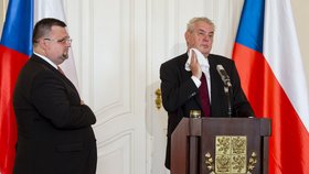 Miloš Zeman se na tiskové konferenci musel několikrát otřít ručníkem.