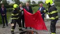 Miloš Zeman svolal mimořádný brífink, aby spálil červené trenky, které v roce 2015 skupina Ztohoven vyvěsila v roce 2015 nad Pražským hradem místo prezidentské standarty
