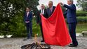 Miloš Zeman svolal mimořádný brífink, aby spálil červené trenky, které v roce 2015 skupina Ztohoven vyvěsila v roce 2015 nad Pražským hradem místo prezidentské standarty
