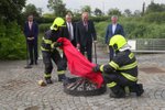 Miloš Zeman svolal mimořádný brífink, aby spálil červené trenky, které v roce 2015 skupina Ztohoven vyvěsila nad Pražským hradem místo prezidentské standarty (14. 6. 2018).