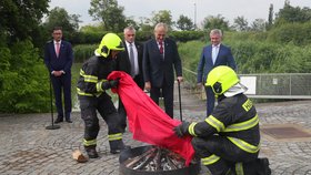 Miloš Zeman svolal mimořádný brífink, aby spálil červené trenky, které v roce 2015 skupina Ztohoven vyvěsila nad Pražským hradem místo prezidentské standarty (14. 6. 2018).