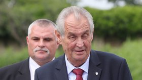 Miloš Zeman svolal mimořádný brífink, aby spálil červené trenky, které v roce 2015 skupina Ztohoven vyvěsila v roce 2015 nad Pražským hradem místo prezidentské standarty.