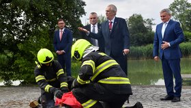 Miloš Zeman svolal mimořádný brífink, aby spálil červené trenky, které skupina Ztohoven vyvěsila v roce 2015 nad Pražským hradem místo prezidentské standarty.
