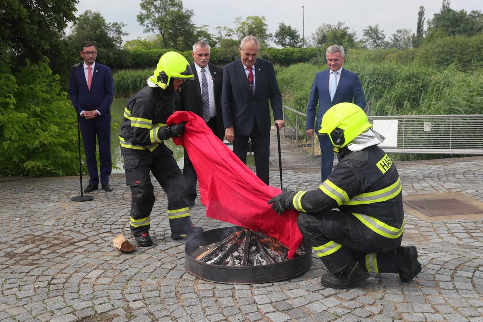 Miloš Zeman svolal mimořádný brífink, aby spálil červené trenky, které v roce 2015 skupina Ztohoven vyvěsila v roce 2015 nad Pražským hradem místo prezidentské standarty.