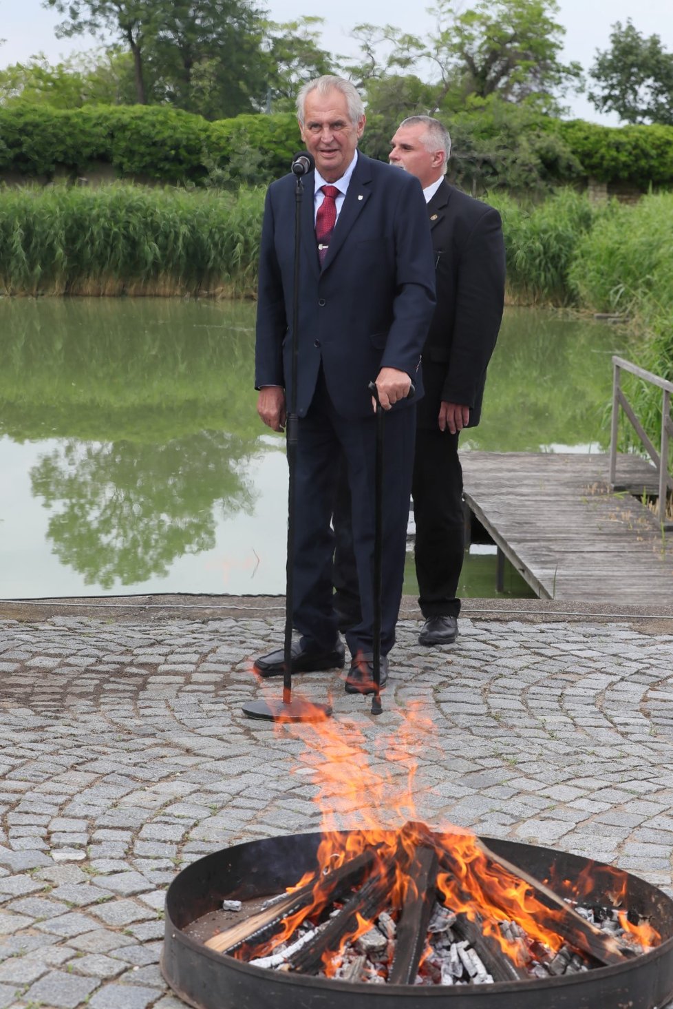 Miloš Zeman svolal mimořádný brífink, aby spálil červené trenky, které v roce 2015 skupina Ztohoven vyvěsila nad Pražským hradem místo prezidentské standarty.